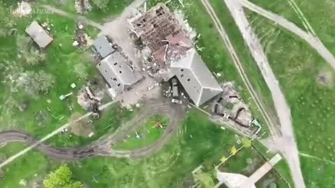 Vídeo mostra drone ucraniano lançando bomba sobre soldados russos | CENAS DA GUERRA