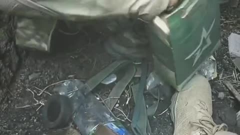 Ukrainian soldier unboxing Russian dry ration of “elite” paratroopers