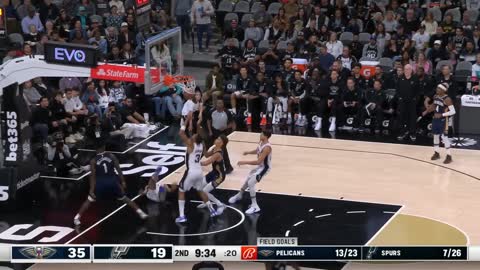 Zion Williamson stares down Jeremy Sochan while flexing after bullying him for layup