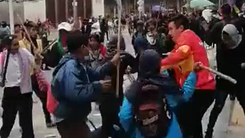 impresionante asonada de indígenas contra policías en Bogotá