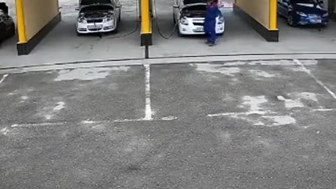 Brutal accident at an EV charging station when an electric vehicle explodes!