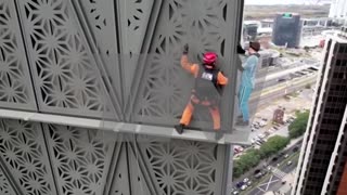 Man tries to climb Buenos Aires building without ropes
