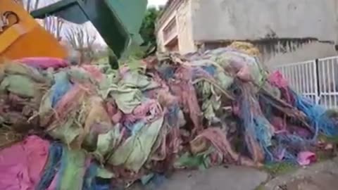 French farmers dumping trash in front of government buildings