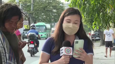 VIRAL: ABS-CBN reporter niyakap ng palaboy habang nag-uulat | ABS-CBN News