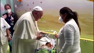 Pope baptizes newborn at Gemelli's paediatric ward