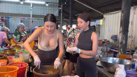 Happy Day Famous 2 Lady Make Som Tom - Thai Street Food