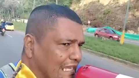Hombre que avisa dónde están los retenes en Bucaramanga denuncia la quema de su moto