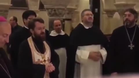 Ereticul Ecumenist Ilarion Alfeev SE ROAGA cu vaticanisti Batjocoreste Semnul Sv. Cruci Bari,Italia