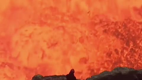 走进火山口近距离拍摄火山爆发，这场面绝对难得一见，为了感受熔岩的炽热与澎湃。他没做任何防护措施！