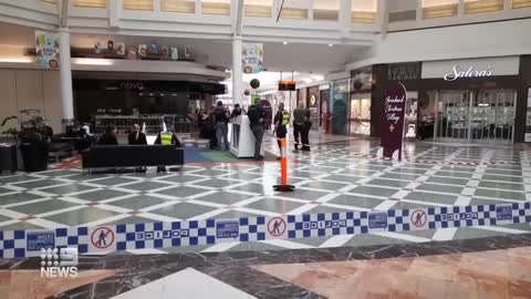 Footage shows jewellery heist in brazen daylight robbery | 9 News Australia