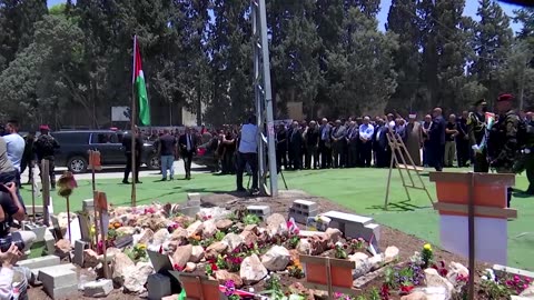 Palestinian president lays wreath in Jenin cemetery