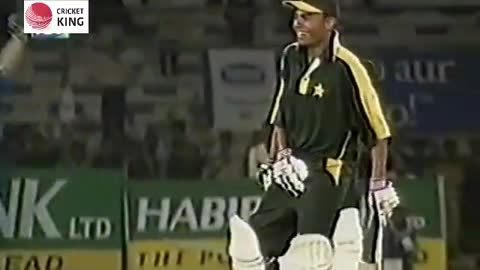 Resham & Jia Ali (Pakistan Showbiz Stars) Playing Cricket vs Pakistan Cricket Team 2001