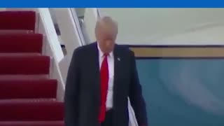 Trump Gets Lost Just Walking To His Limo From The Plane