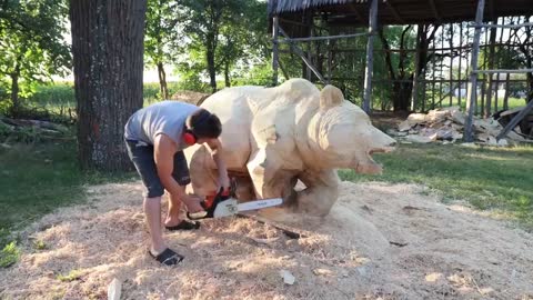 REAL SIZE WOODEN BEAR, amazing chainsaw wood carving