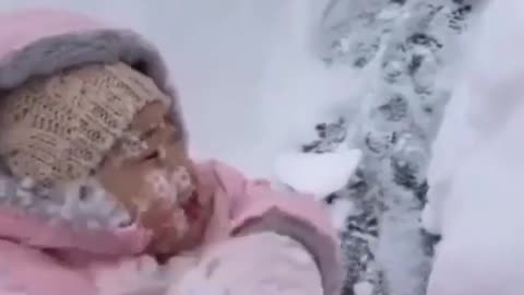Watch how the snow surprised a baby