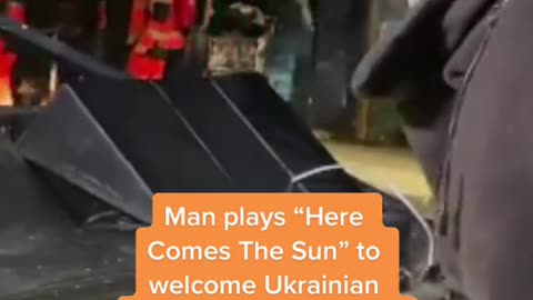 Man plays "Here Comes The Sun" to welcome Ukrainian refugees at the border