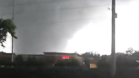 Ground video from the EF4 tornado that went through Tuscaloosa, AL on 4/27/11