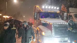 Freedom Convoy - Canadians push stuck semi - 02-17 22