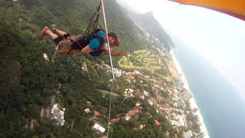 Hanggliden in Rio de Janeiro vanaf de Pedra Bonita