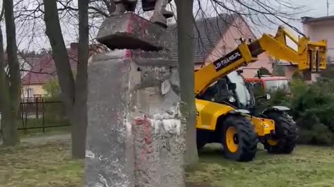 Ukraine war - A monument to the fallen Soviet soldiers was demolished