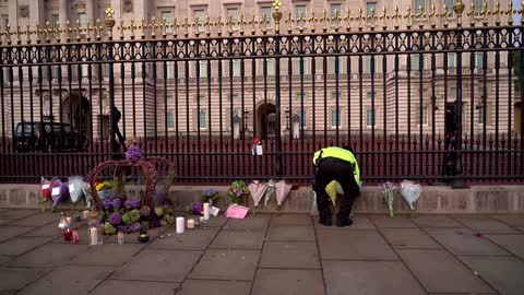 Workers clear away tributes at Buckingham Palace