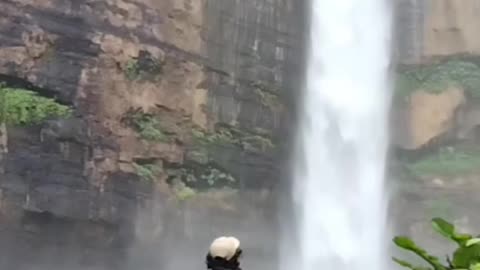 Kapas biru waterfall