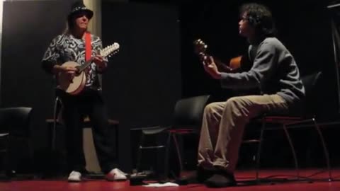Armandinho Macêdo e Thomas Howard tocando em Paris no Maison du Brésil
