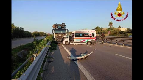 Ambulance destroyed, collision on State Road 7 against a truck between Brindisi and Taranto