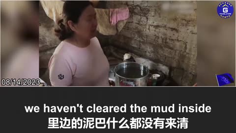 Faced with a house full of mud , flood victims in Heilongjiang cannot help but shed tears