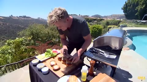 Gordon Ramsay's perfect burger tutorial | GMA