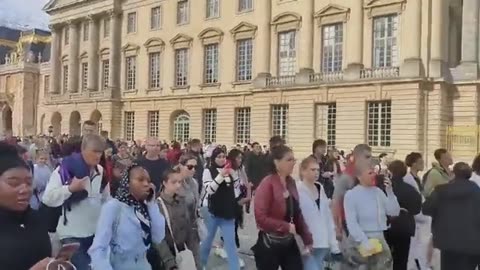 Museus e estação de trem de Paris são evacuados após ameaças de bomba