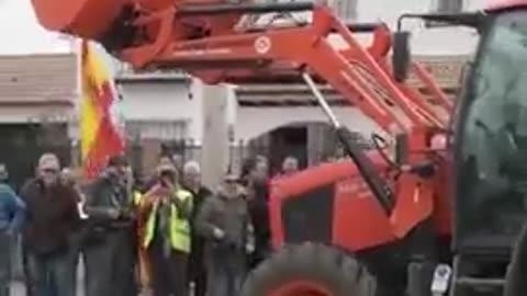 Spanish farmers spilling out 25000 litres of French wine