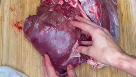 Butchering a deer hindquarter #venison #cooking #Recipe