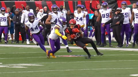 NaJee Thompson's heads-up play in punt coverage almost costs Bengals' possession