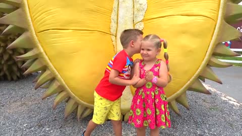 Diana and Roma play with Dad at farm sheep, fun family trip-14