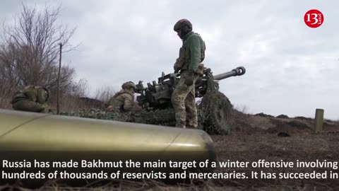 Ukrainian troops fire artillery at frontline positions near Bakhmut