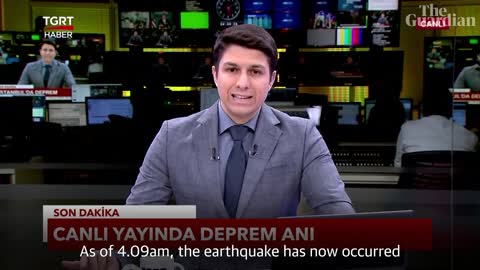 Turkish anchor continues reading news during earthquake