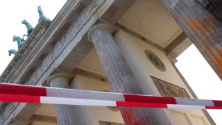 Activistas por el clima pintan las columnas de la Puerta de Brandeburgo