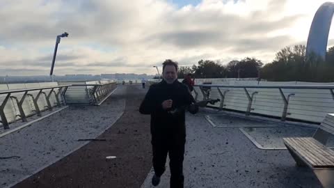 El puente de cristal quedó en pie después de la explosión.