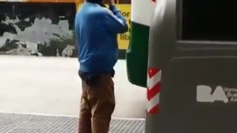 Homeless recycles his urine in the middle of the street, Buenos Aires