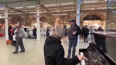 Un groupe de télé du PCC tentent de criminaliser ce pianiste reconnu mondialement !