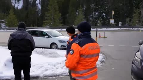 Polizia e militari hanno bloccato le vie di accesso a Davos..