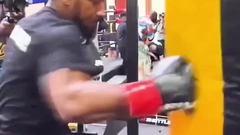 Undefeated Andrade throws lazer sharp combos on the heavy bag preparing for the benavidez fight