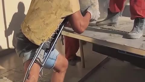 Man with amputated leg shows us what strength is!