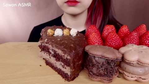 ASMR CHOCOLATE CREAM CAKE🍫 CHOCOLATE MACARONS, STRAWBERRY MUKBANG 헤이즐넛 초코케이크, 마카롱 먹방 eating sounds