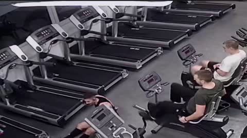 Guy Hilariously Falling off a Treadmill at the Gym