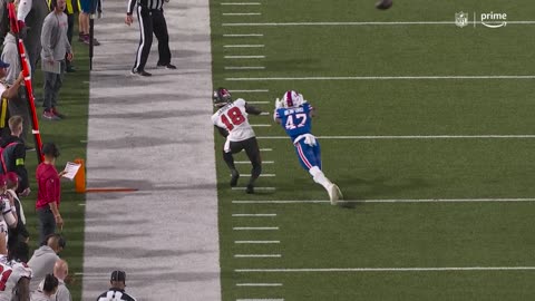 Rakim Jarrett tightropes sideline for impressive diving grab