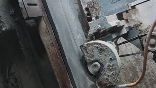 Cutting stone with machine