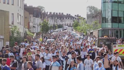 HINCHADA ARGENTINA llegando a WEMBLEY