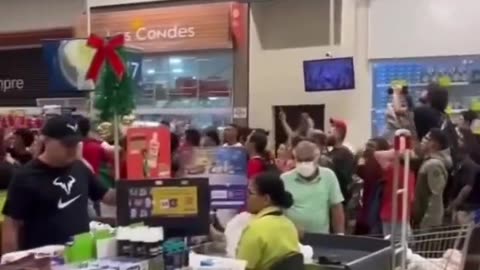 Militantes de esquerda ocupam lojas do Carrefour em todo o Brasil e exigem cestas básicas